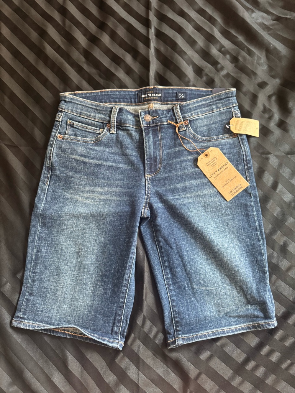 Lucky Brand The Bermuda Denim Jean Shorts Medium Wash Size 4 / 27 NWT